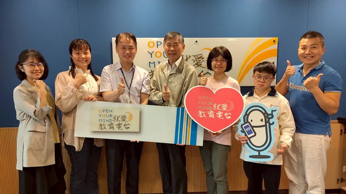 左起 節目主持人（臺中市西屯區長安國小何晴萍輔導組長、臺中市南區樹義國小陳巧孟老師 ）來賓（臺中市教育局學生事務室楊鴻銘課程督學、臺中市立臺中特殊教育學校邱進興校長、臺中市立臺中特殊教育學校吳怡瑱訓育組長、臺中市立臺中特殊教育學校高職綜合職能科 2 年 6 班蔡幀珅同學）及教育電台常罡。
