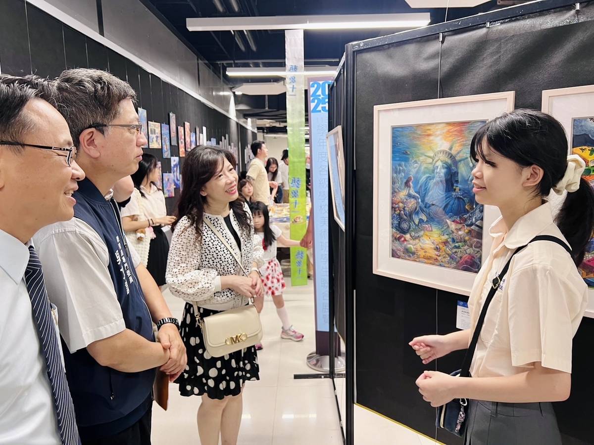 中正高中一年級學生周采亭解說作品《末世的孤獨者》 