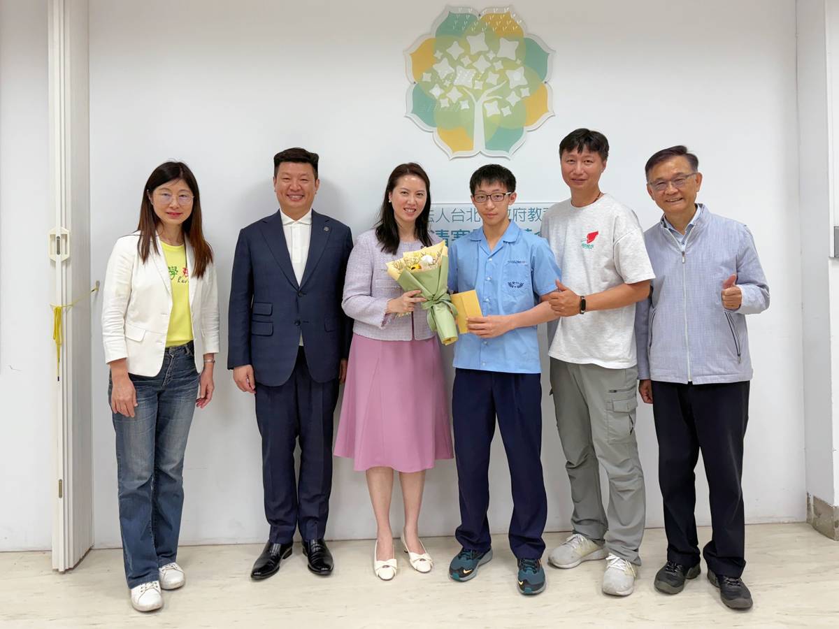 受認助學生陳威宏（右3）獻上母親節祝賀鮮花及心意卡片給李許元齡女士（左3）