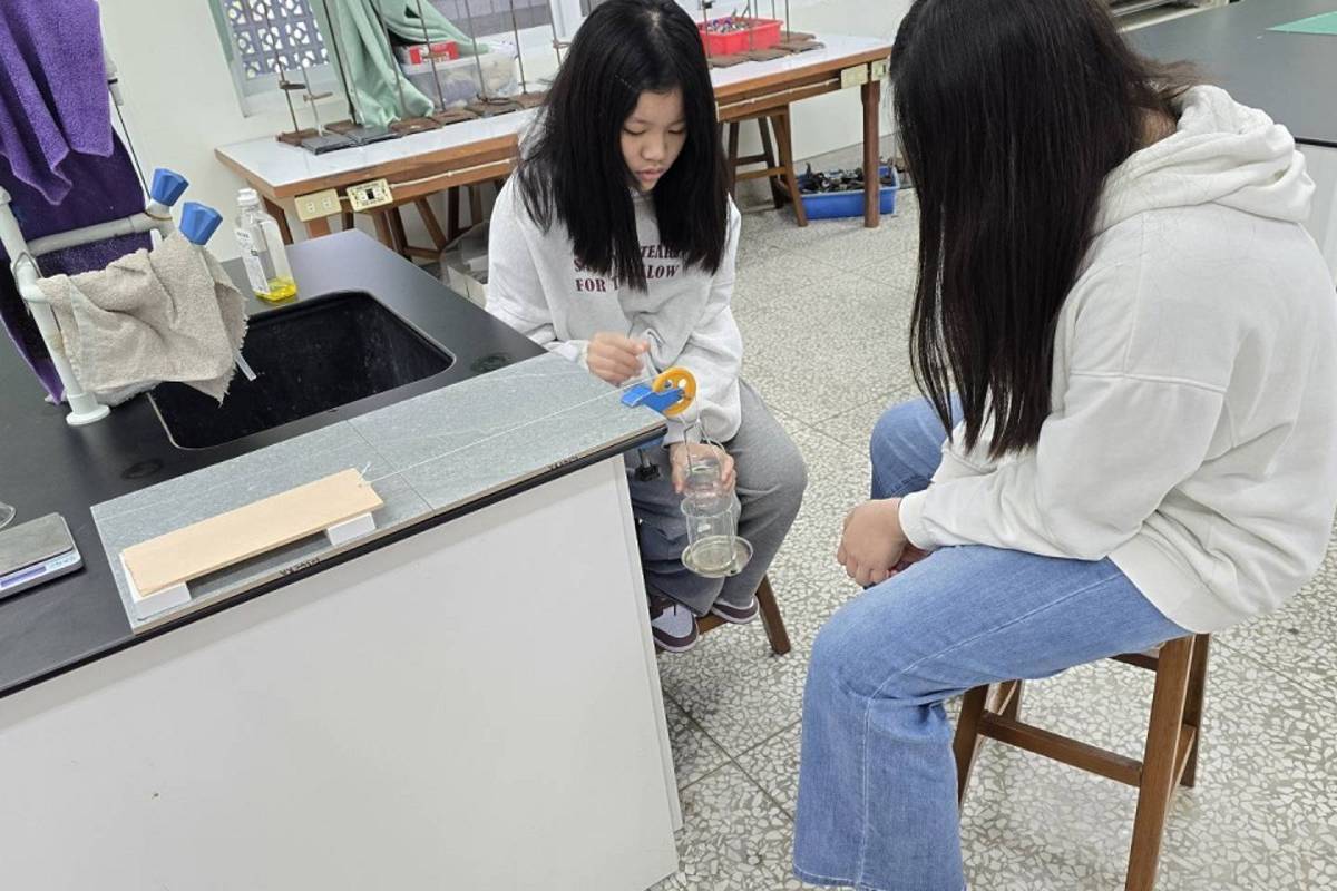 學生實驗不同表面的防滑效果