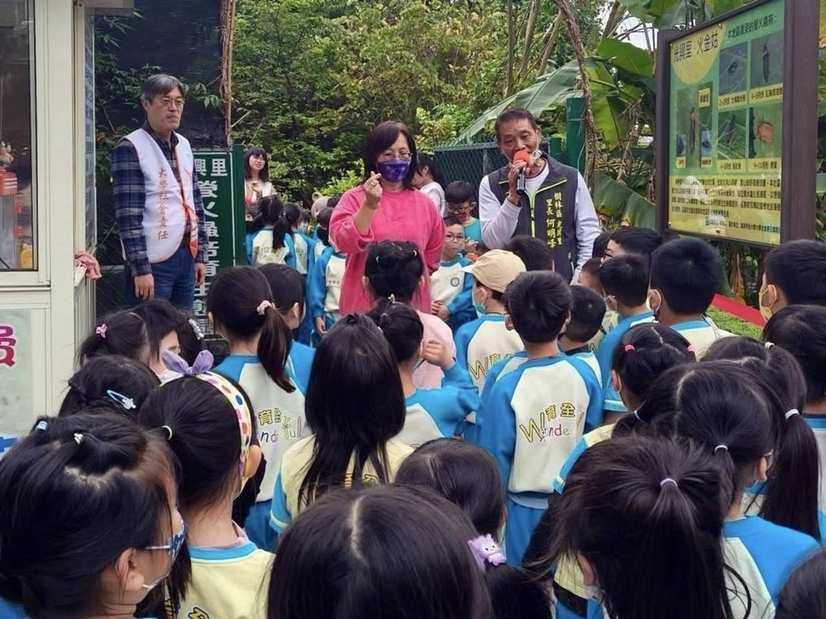 何明峰里長生動的講解，讓孩子們了解螢火蟲的生命循環及棲息環境。（龍華科大提供）