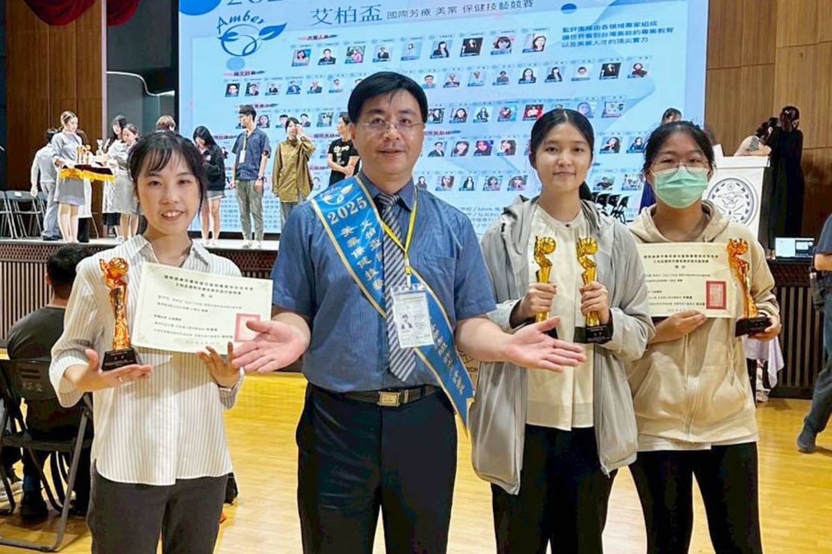 大葉大學藥保系教師許文光（左二）指導學生參加艾柏盃競賽（圖源：大葉大學）