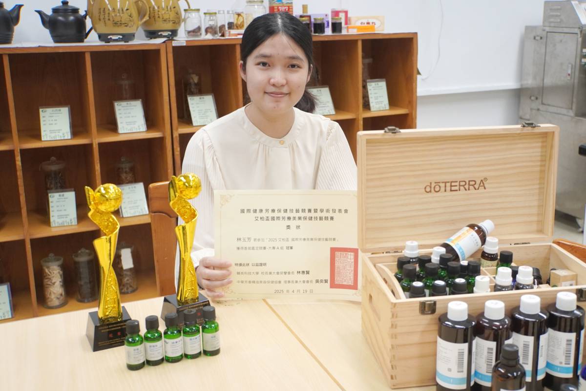 學生林玉芳獲得香氣鑑定競賽、美睫單根競速競賽雙料冠軍（圖源：大葉大學）