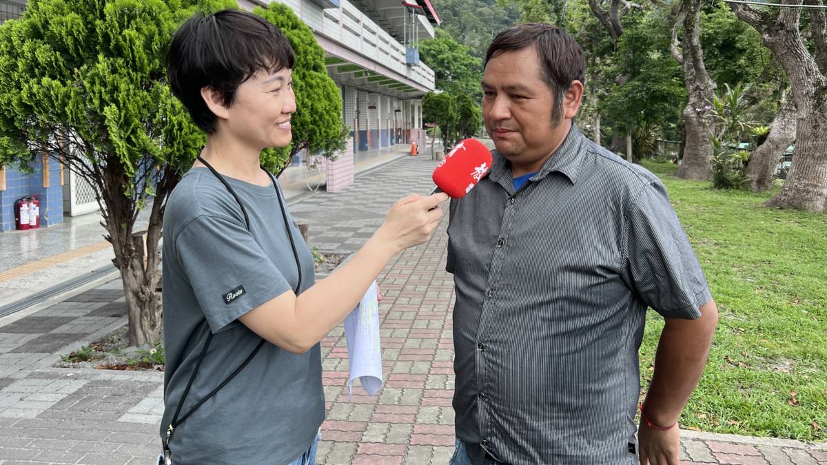 臺東縣海端鄉崁頂村村長邱志強(右)