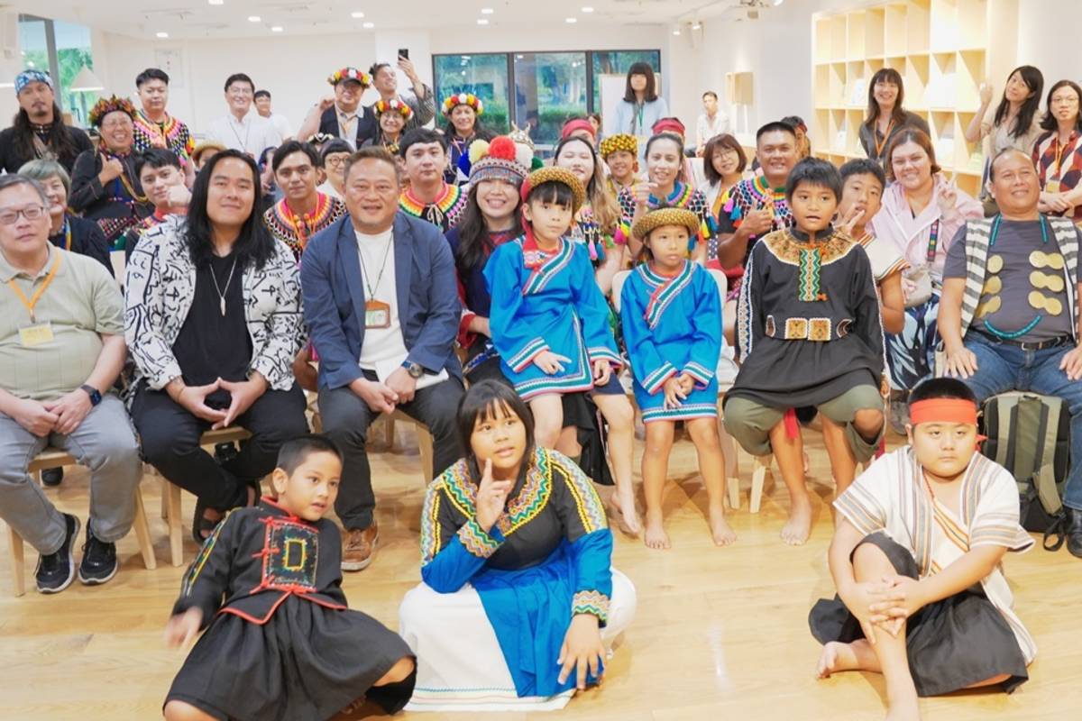 史前館辦理加拿大與臺灣原住民音樂人交流講唱會，與會音樂團體及來賓合影。