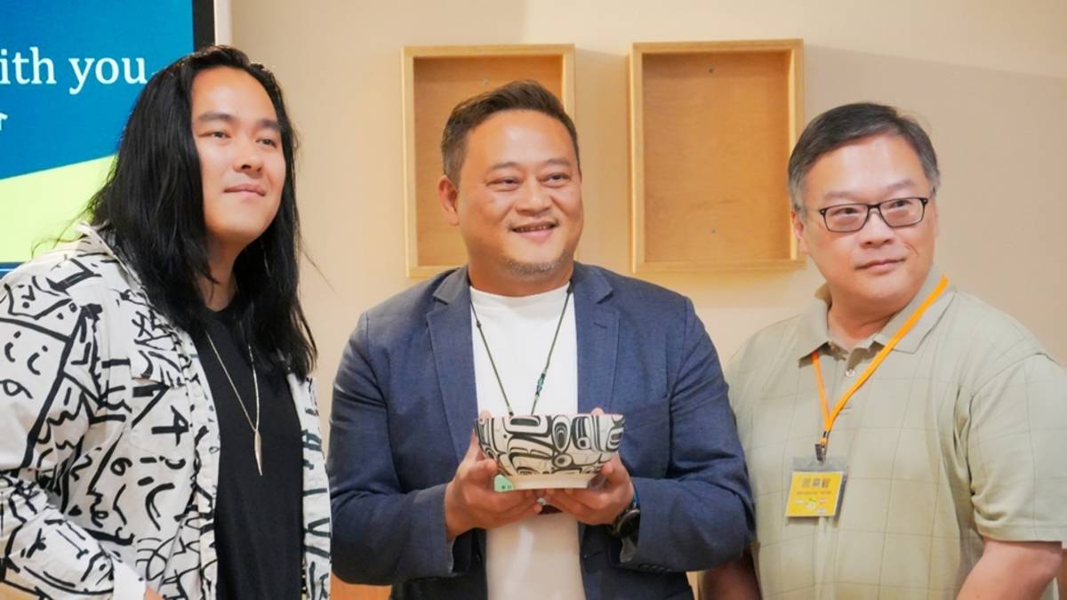 社團法人台灣加拿大協會代表Charlie Wu吳權益(右)致贈協會所在地加拿大西岸原住民文創藝品予史前館長蔡政良(中)，左為加拿大原住民音樂人Aysanabee。