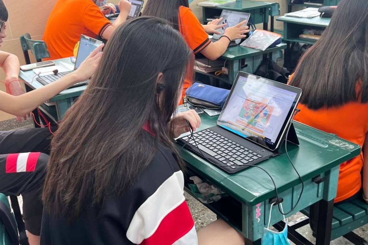 臺北市大安高工學生透過教學平臺，陪伴基隆市南榮國小學生學習英語
