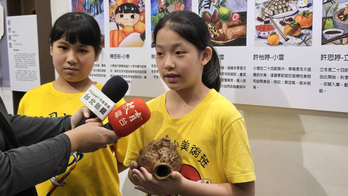 學生蔡叡琪以花椰菜為主題，創作了版畫和陶土作品