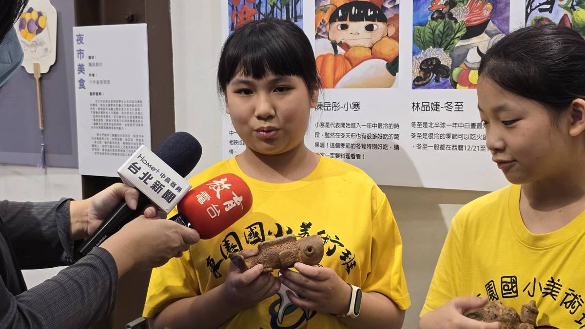 學生王品淳用陶土捏出一隻魚