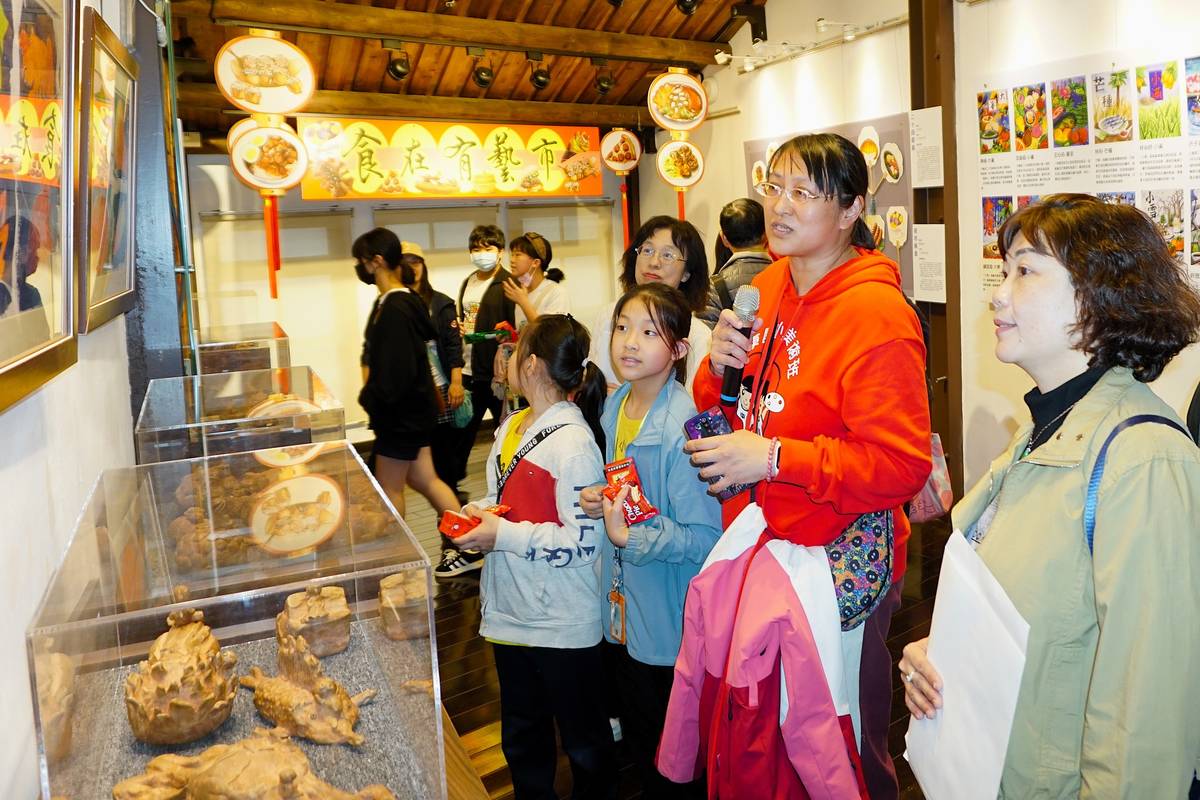 東園國小美術班黃佩玲老師現場導覽解說作品