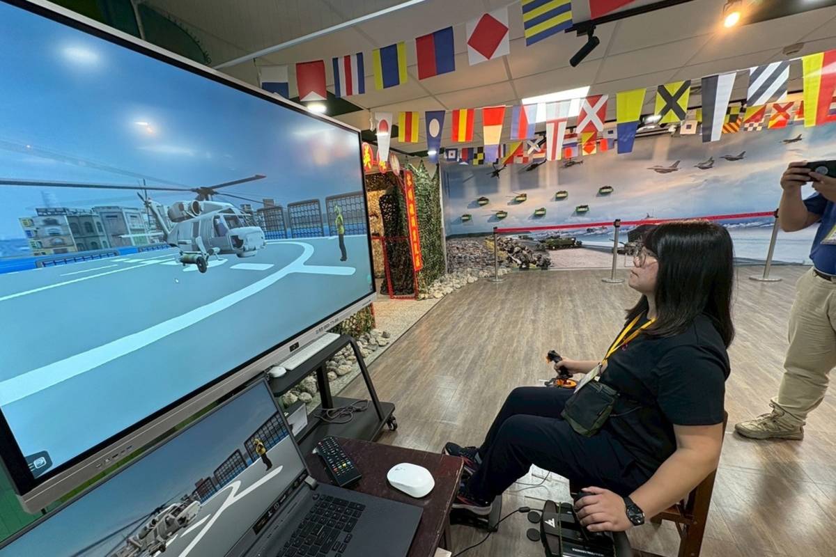 雄讚基地直升機模擬駕駛體驗