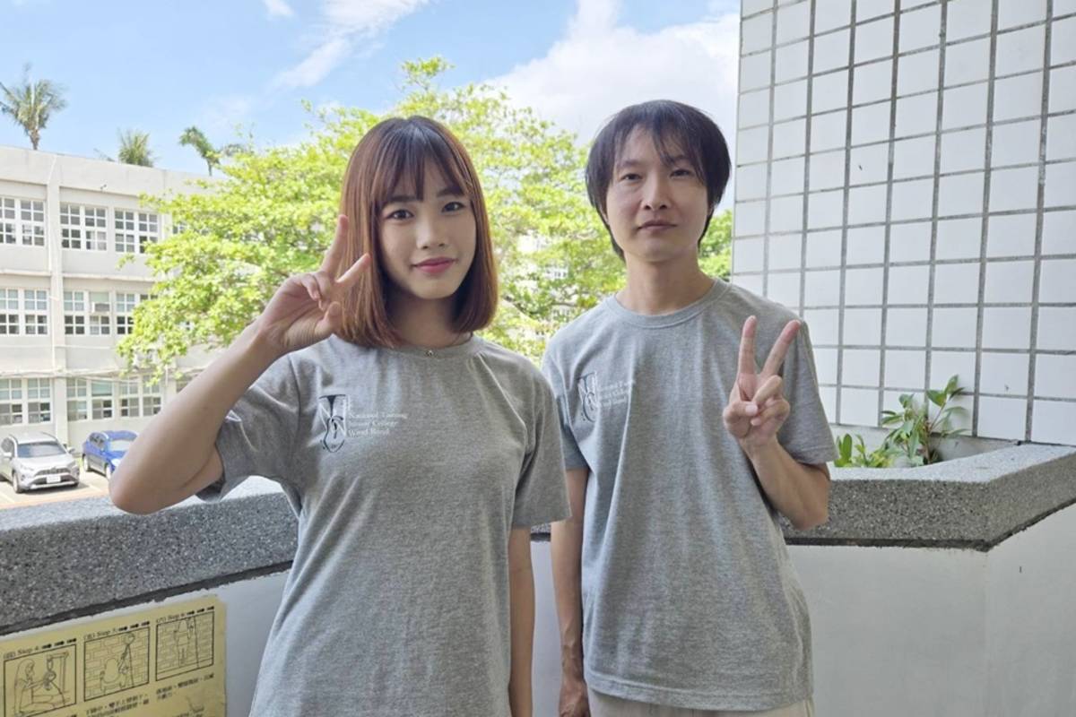 臺東專科學校土木科學生郭佩璇(左)，以全國群排第4名之姿順利摘星，錄取國立高雄科技大學土木工程系，與科主任張恒瑋(右)合影。