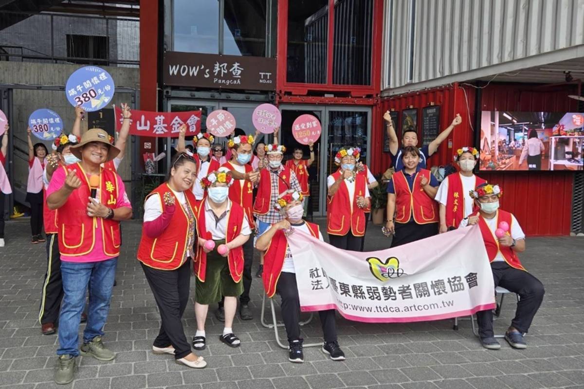 華山基金會臺東愛心天使站辦理快閃活動，號召各界響應114年「愛老人 端午動起來」公益行動。

