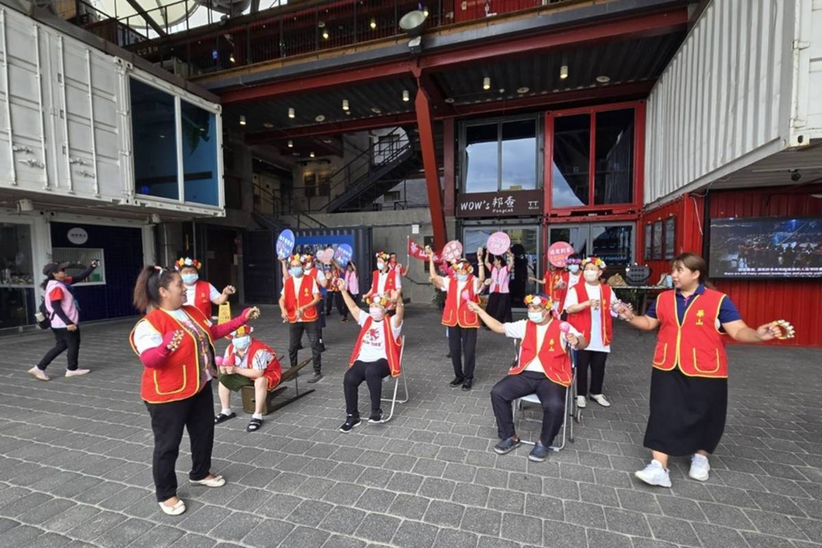 華山基金會臺東愛心天使站辦理快閃活動，號召各界響應114年「愛老人 端午動起來」公益行動。
