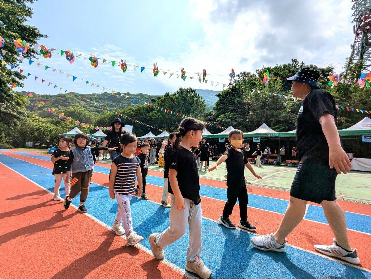 湖田實驗小學的學生們在體育表演會上展現平日運動訓練的成果
