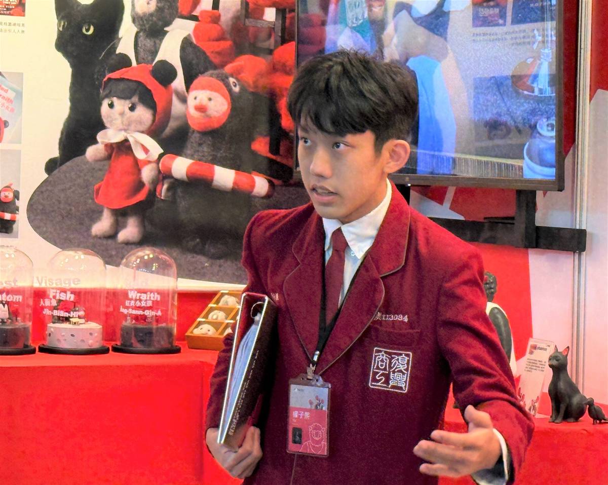 復興商工權子熙同學在解說展覽作品