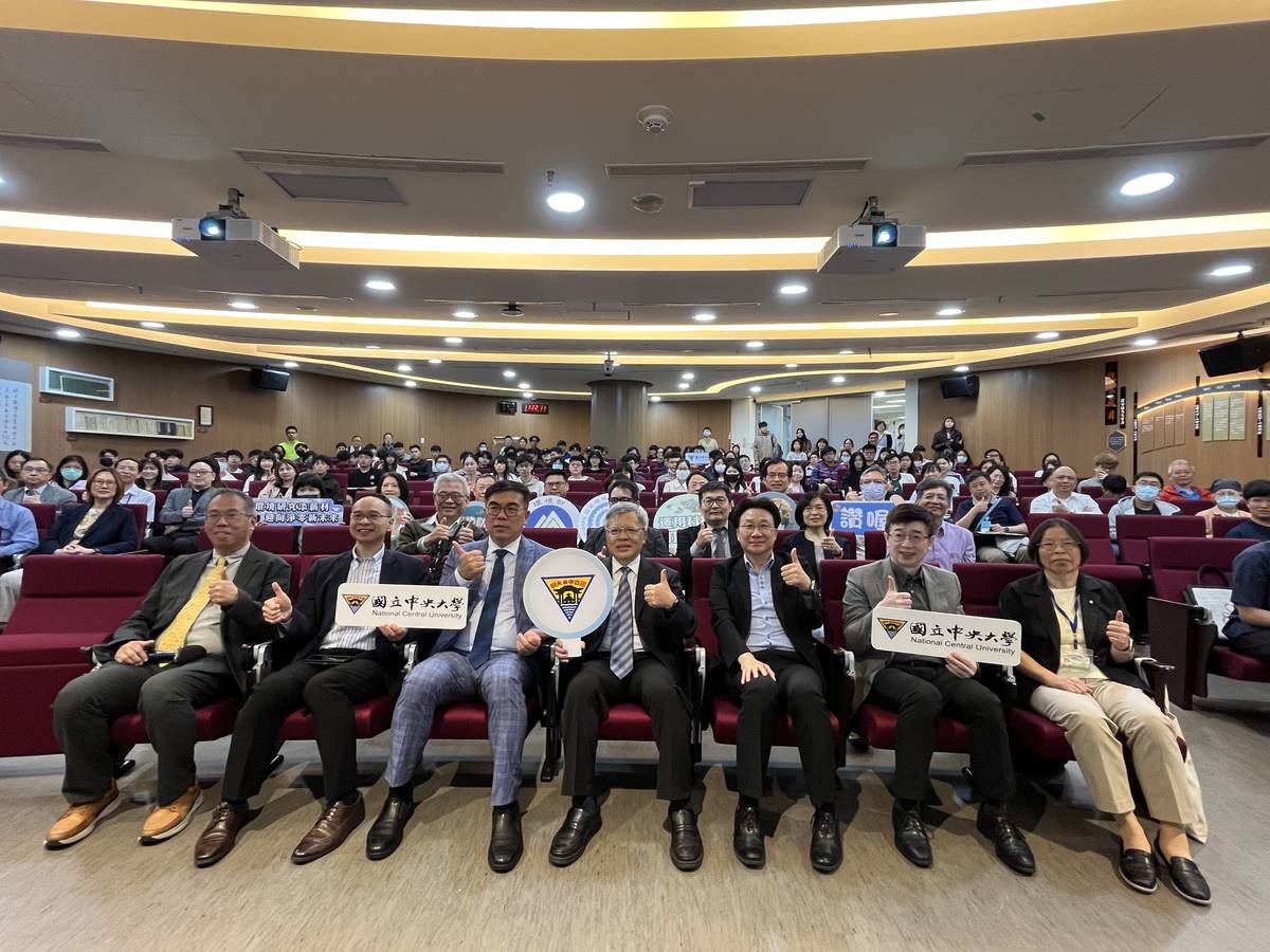 環境部與中央大學簽署合作備忘錄大合照，環境部彭啓明部長(前排左3)、中央大學蕭述三校長(前排中間)、國家環境研究院劉宗勇院長(前排右3)合影。(環境部提供)