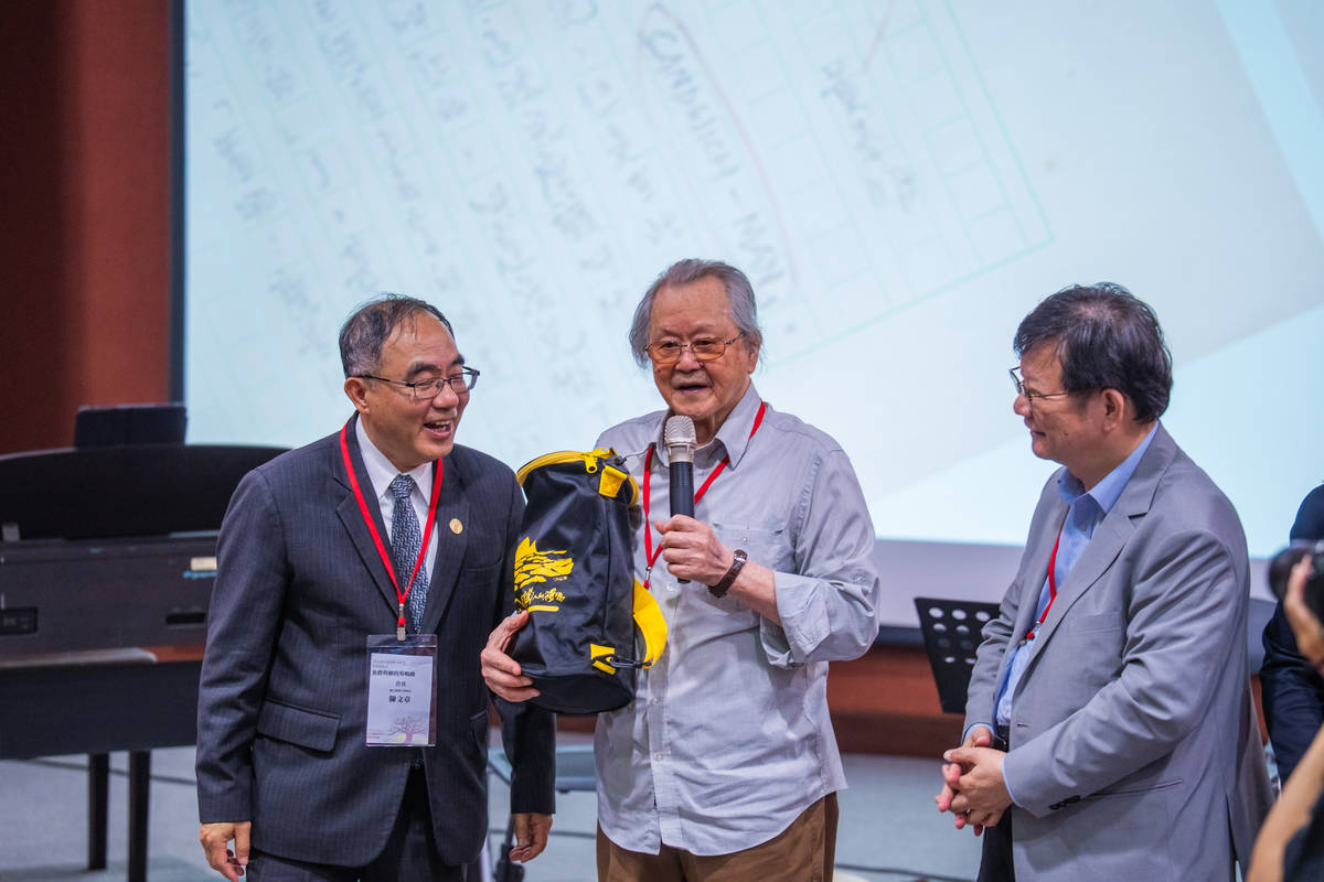  從左至右分別為臺大校長陳文章、作家黃春明及黃大魚文化藝術基金會董事長李瑞騰。(臺大提供)
