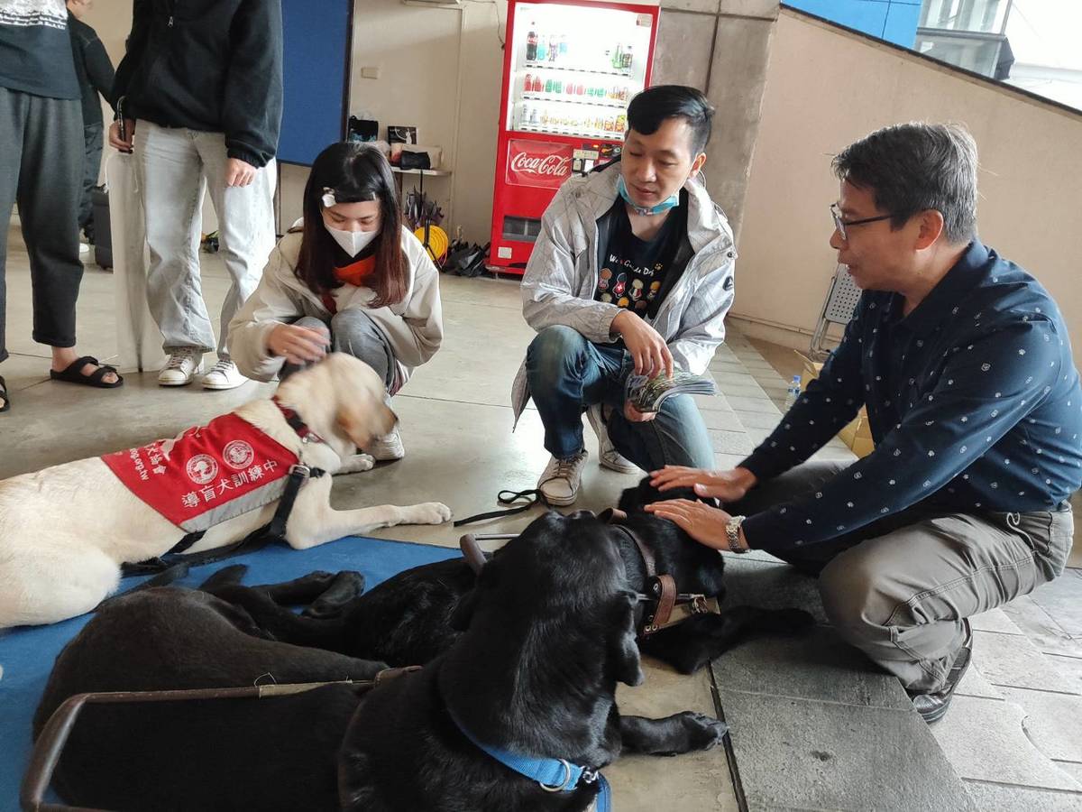 元智大學學生事務處舉辦「友善校園特教宣導週」，邀請台灣導盲犬協會，帶著導盲犬進入校園。(元智大學提供)