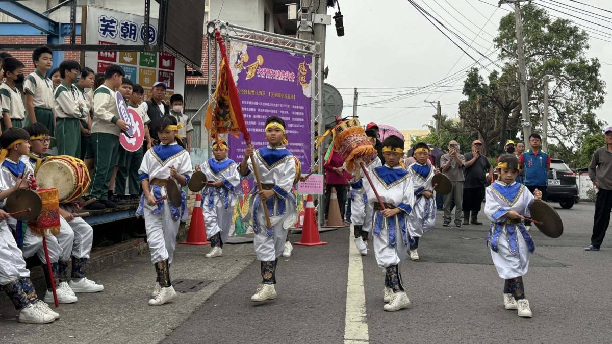 學生於大甲媽祖遶境進香途中演出（圖源：芙朝國小）