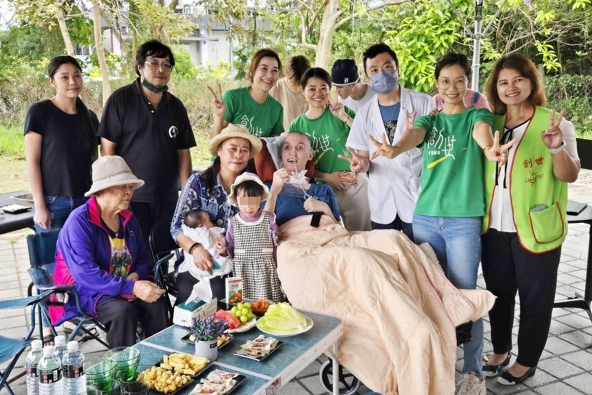 創世基金會臺東分院舉辦烤肉派對，為植物人院民阿丞實現與母親烤肉團聚的心願。