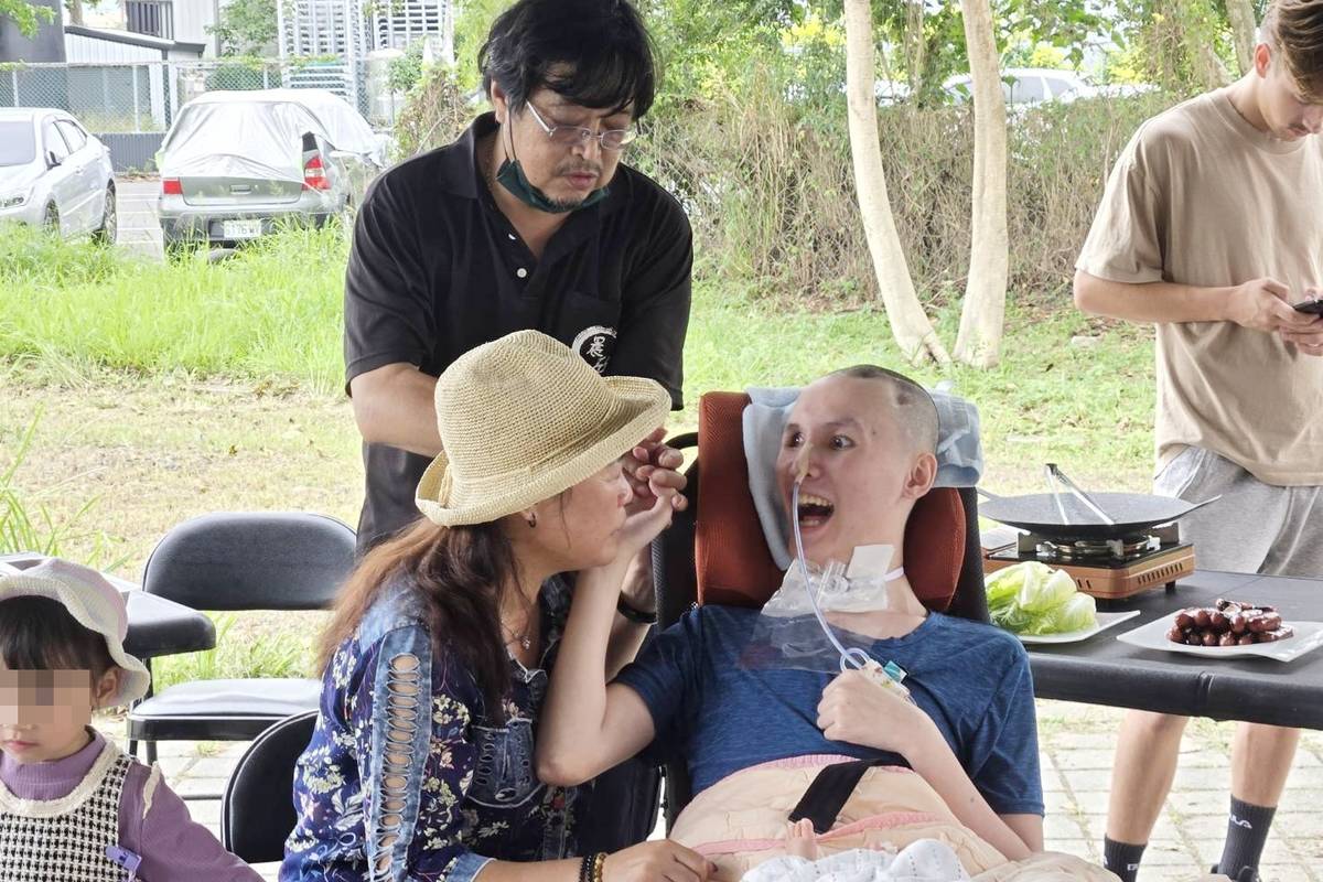 創世基金會臺東分院舉辦烤肉派對，為植物人院民阿丞實現與母親烤肉團聚的心願。