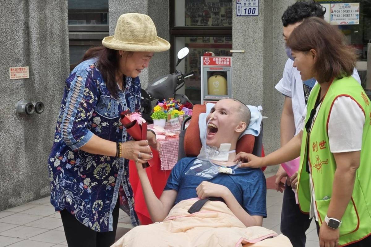 創世基金會臺東分院舉辦烤肉派對，為植物人院民阿丞實現與母親烤肉團聚的心願。