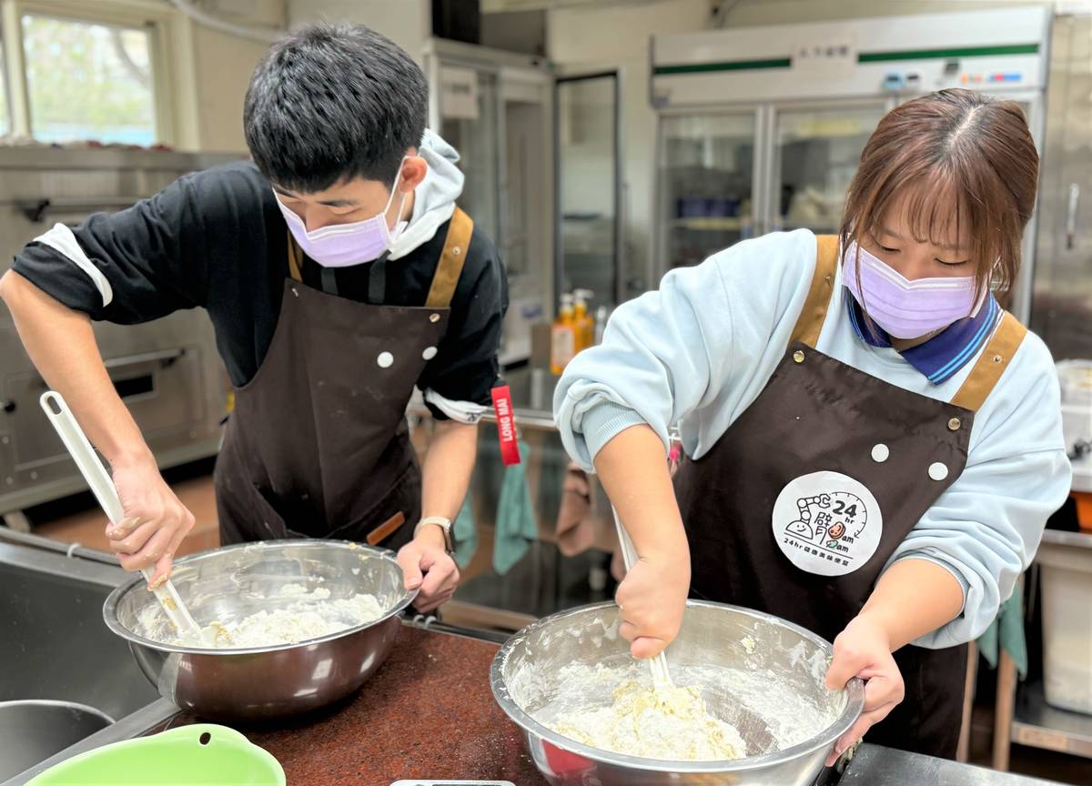 三重商工榮獲專題組商業與管理群第一名的「讓茶活出新滋味」組