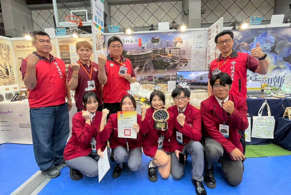 專題組設計群第一名的復興商工「岩栖谷隱」組