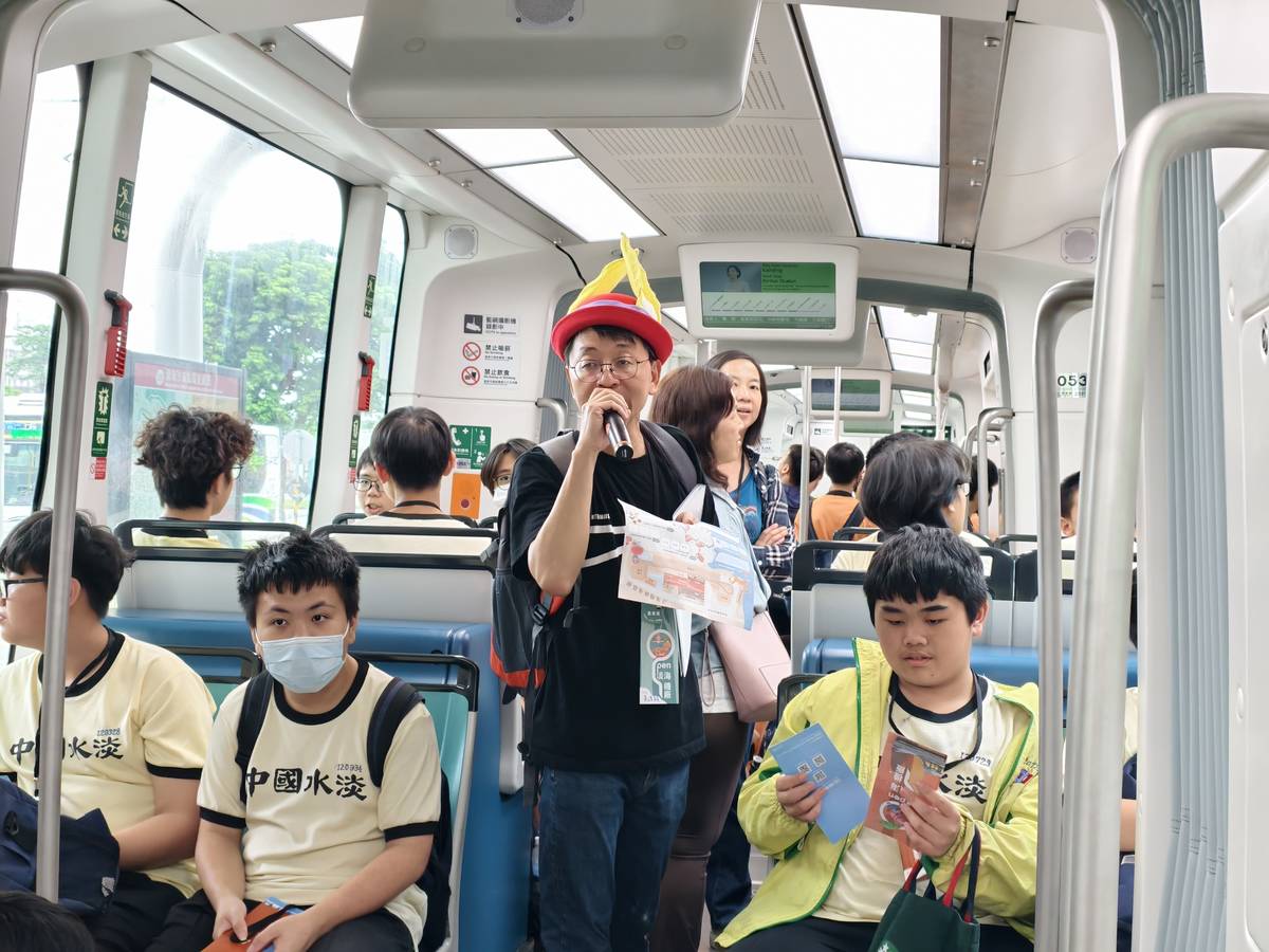 旅學堂帶領淡水國中師生搭乘輕軌專列