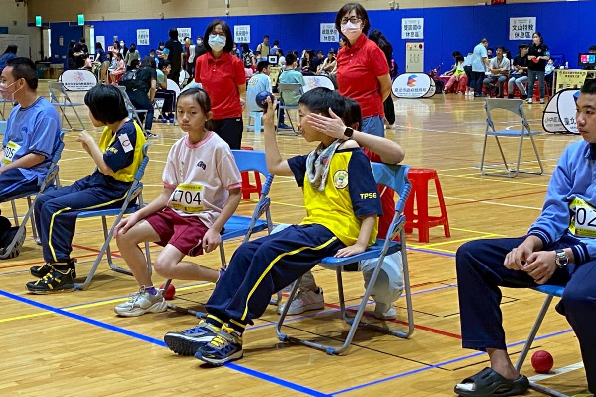 學生們在競賽中團隊合作，逐步建立自信