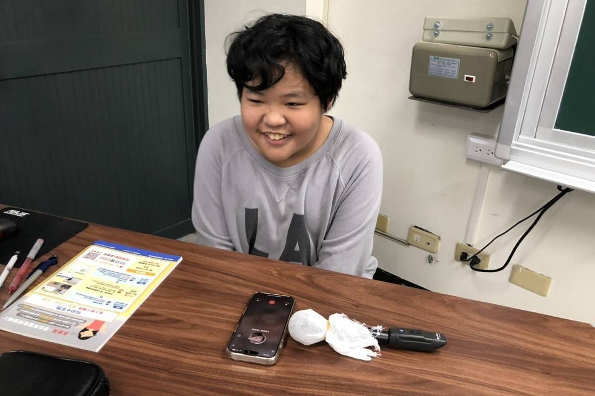 學生打電話給媽媽