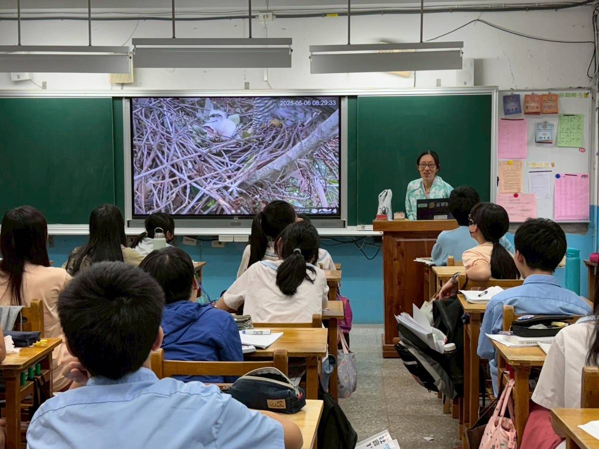 金華國中將校園自然生態融入課程，學生觀看二寶出生的影片