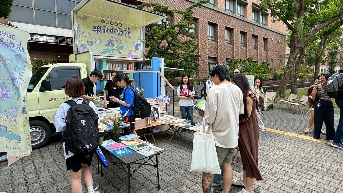 人權書車以白色恐怖為主題，於校園內設置微型書展，透過選書與展區布置，引導學生認識威權歷史與人權議題。(人權館提供)