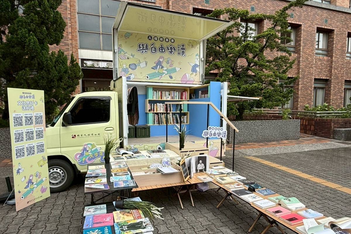 人權故事車開進臺北大學(人權館提供)