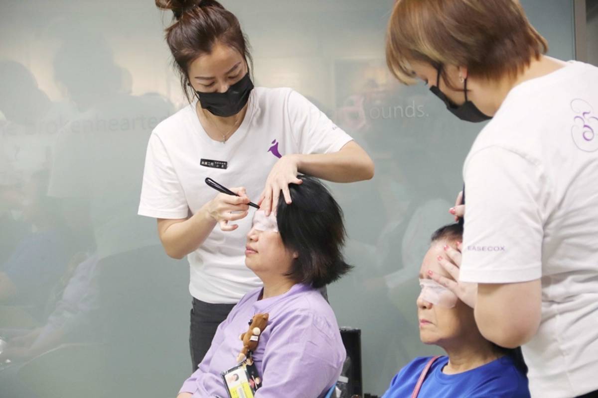 國際護師節前夕，臺東在地芳療師為忙於第一線照護的臺東基督教醫院護理師公益頭療紓壓。