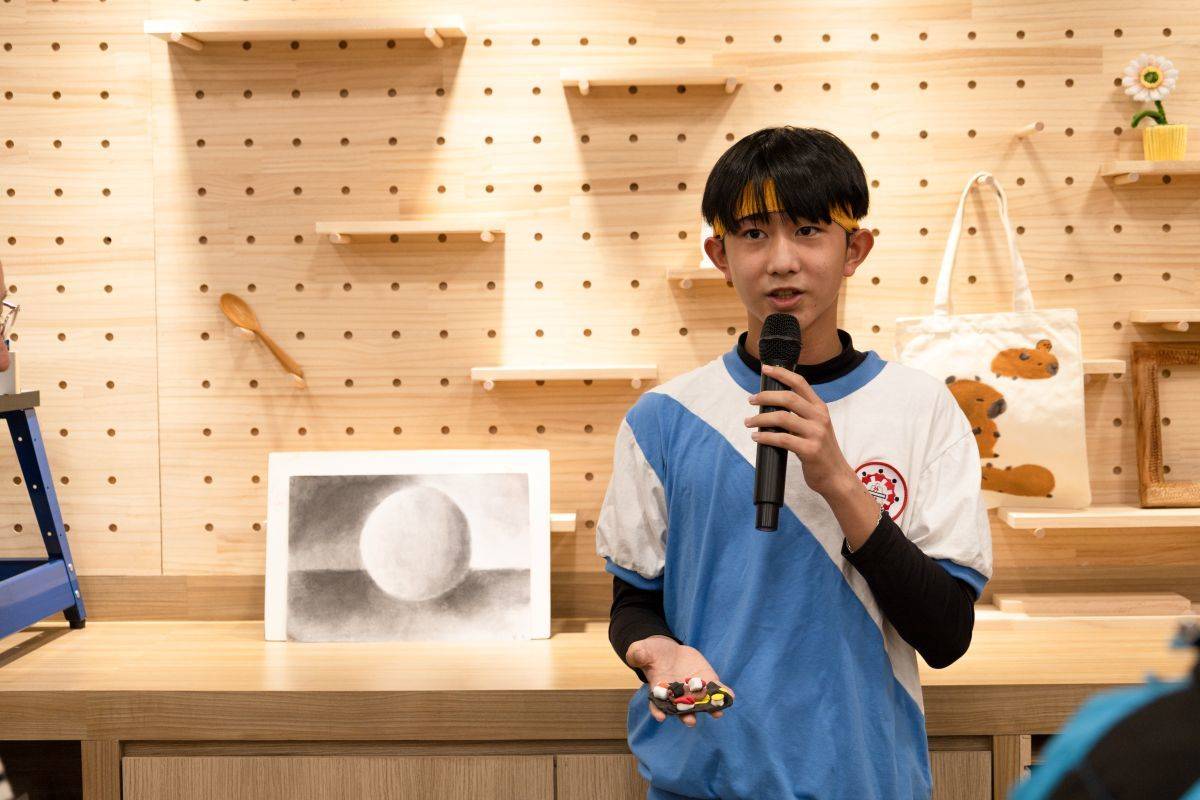 外社國小學生導覽解說，分享自己美術及木工創作歷程