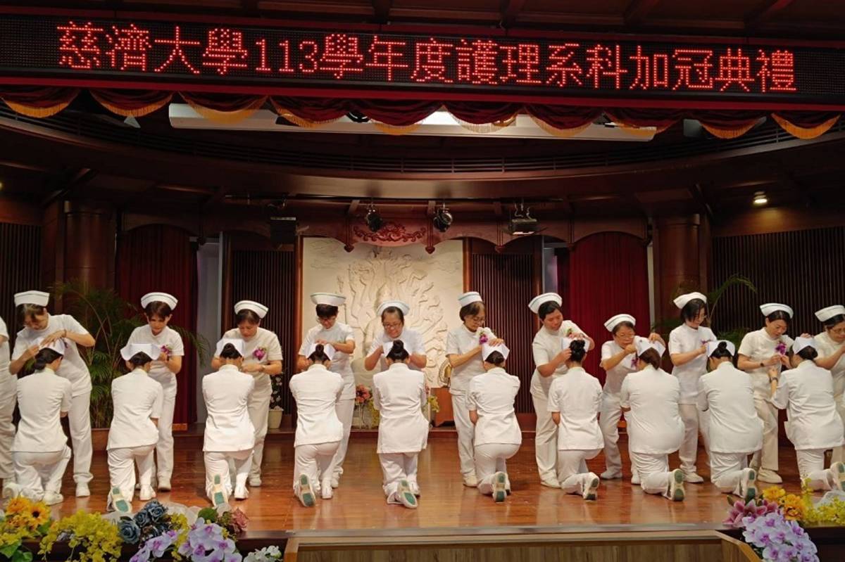 師長為學生加冠
