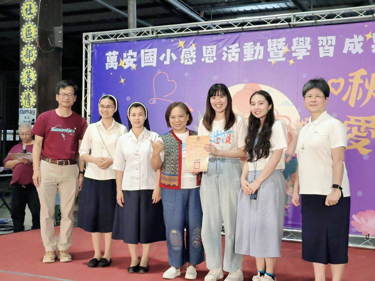 萬安國小王國亨校長(左一)頒發感謝狀予單國璽基金會
