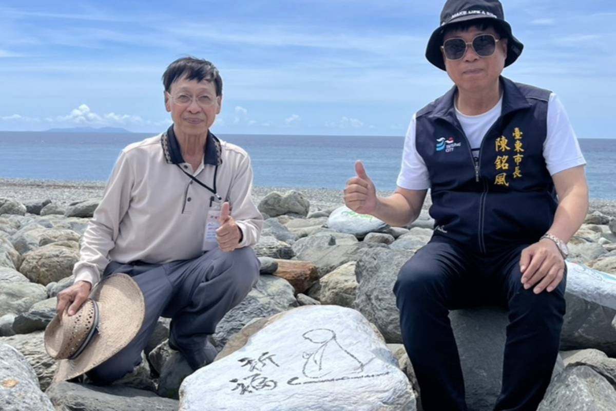 臺東市公所與水利署第八河川分署合作，於海濱公園舉辦「愛海代言石，海濱尋寶樂」活動，邀請在地畫家何宏雄帶領來賓現場彩繪石頭。