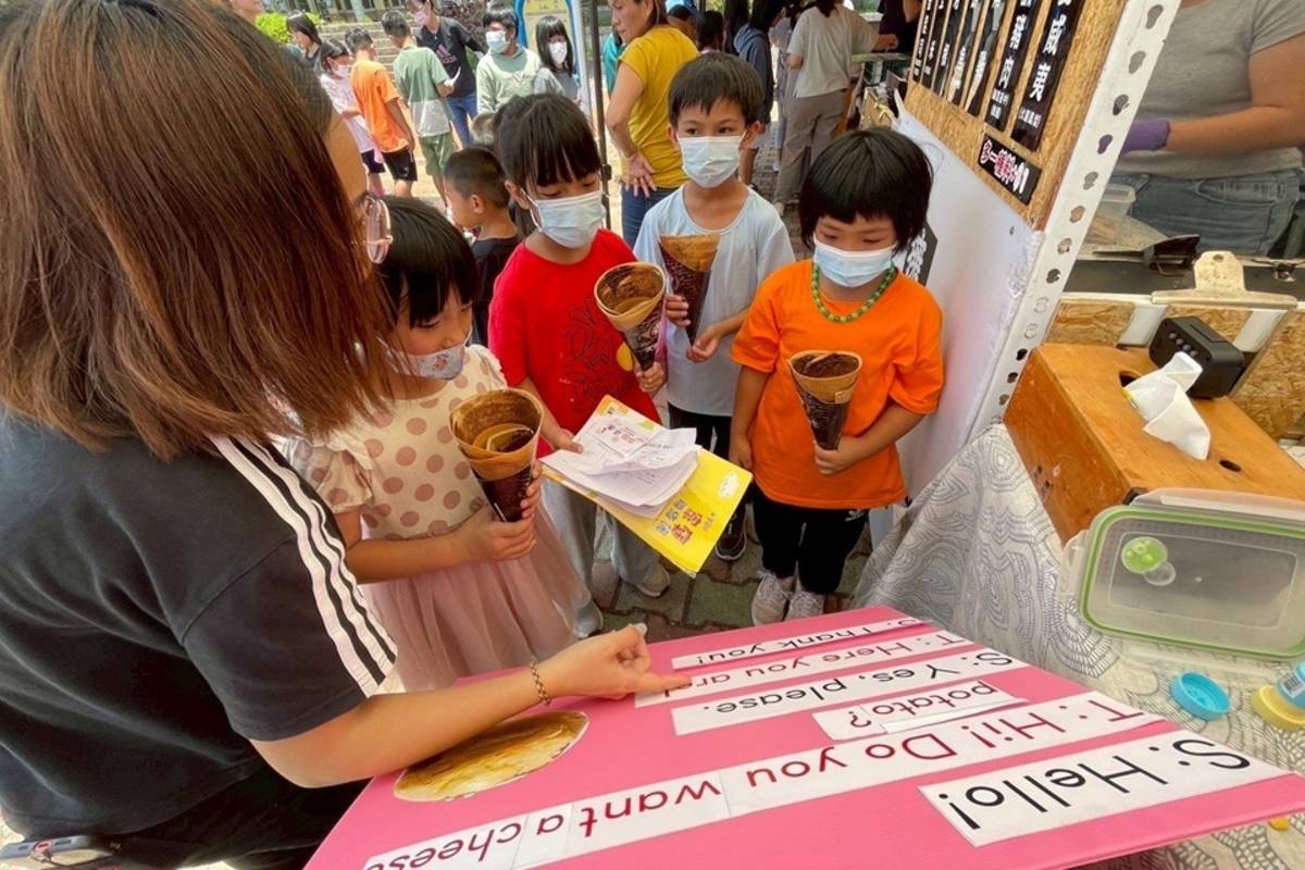 信義國小舉辦「113學年度藝術深耕暨多元主題成果展」。