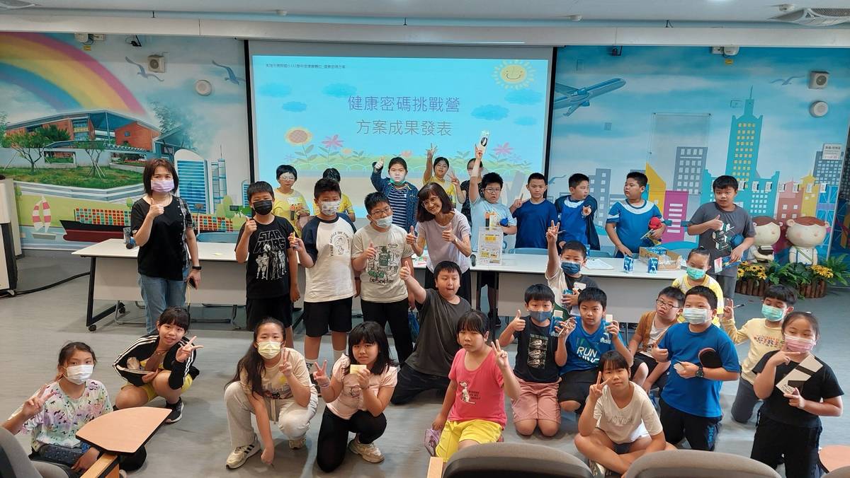 112學年度「健康體位績優學校遴選」-優等-A組-高雄市前鎮區樂群國民小學-健康密碼挑戰營：85210挑戰成功

高雄市前鎮區樂群國小榮獲112學年度健康體位績優學校優等獎，從課程到活動，全面推動85210健康守則，鼓勵學生在生活中實踐健康習慣，為體位過重學生開設健康成長營，陪伴養成運動習慣，並透過健康飲食教育、張貼減糖宣導海報，結合社區加入合力協助學生建立優良飲食觀念，健康促進融入每日校園生活，提升師生的身心靈健康，串連學生、家庭與社區，建構健康促進金三角！

採訪：高雄市前鎮區樂群國小許瓊文校長、學務處田雪麗主任、學務處衛生組邱清駿組長、六年五班（體育班）傅筠喬、許馥棠、劉玥希、廖紜霈同學
