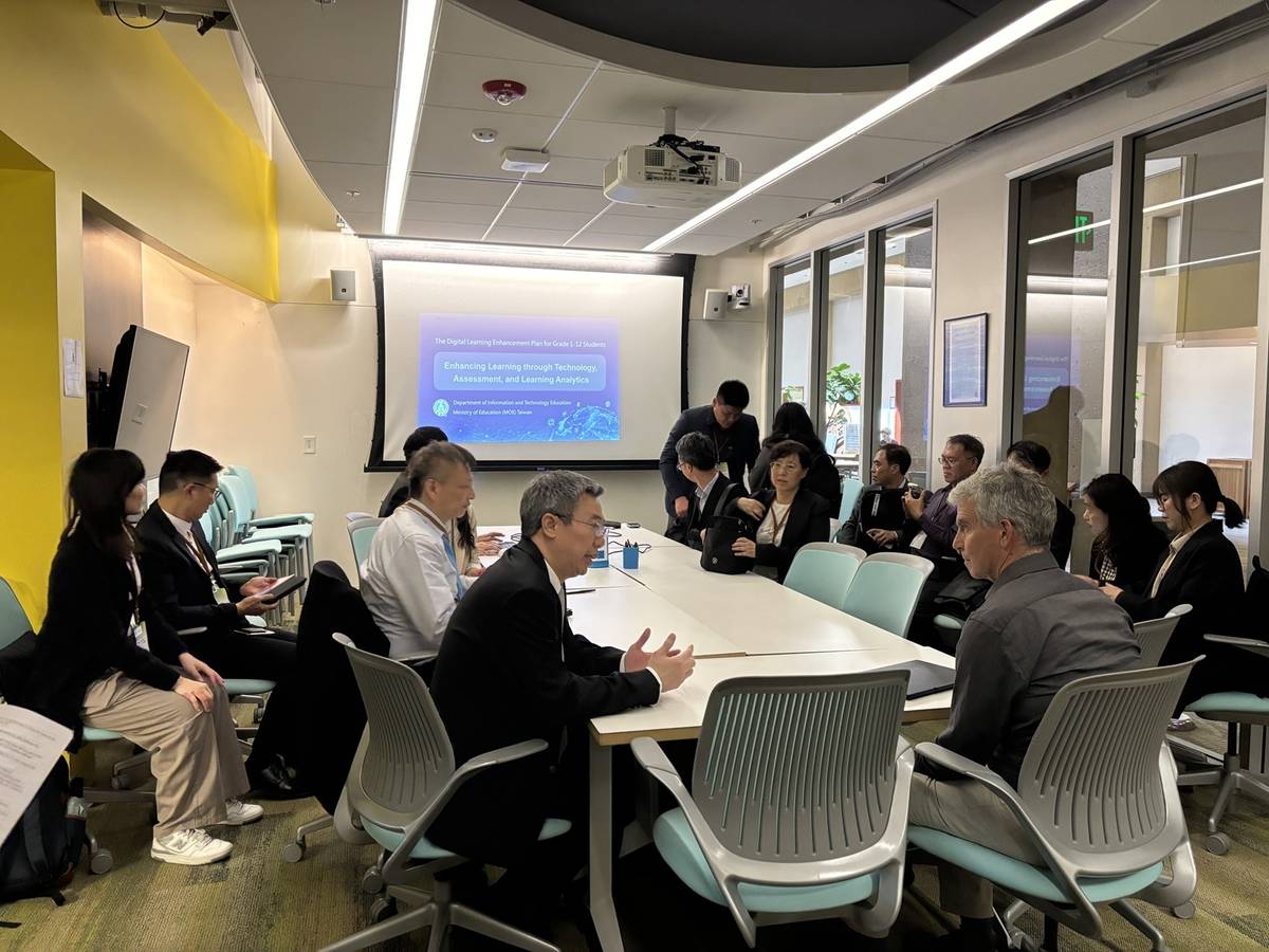 與史丹佛大學教育學院進行學術交流 (教育部提供)