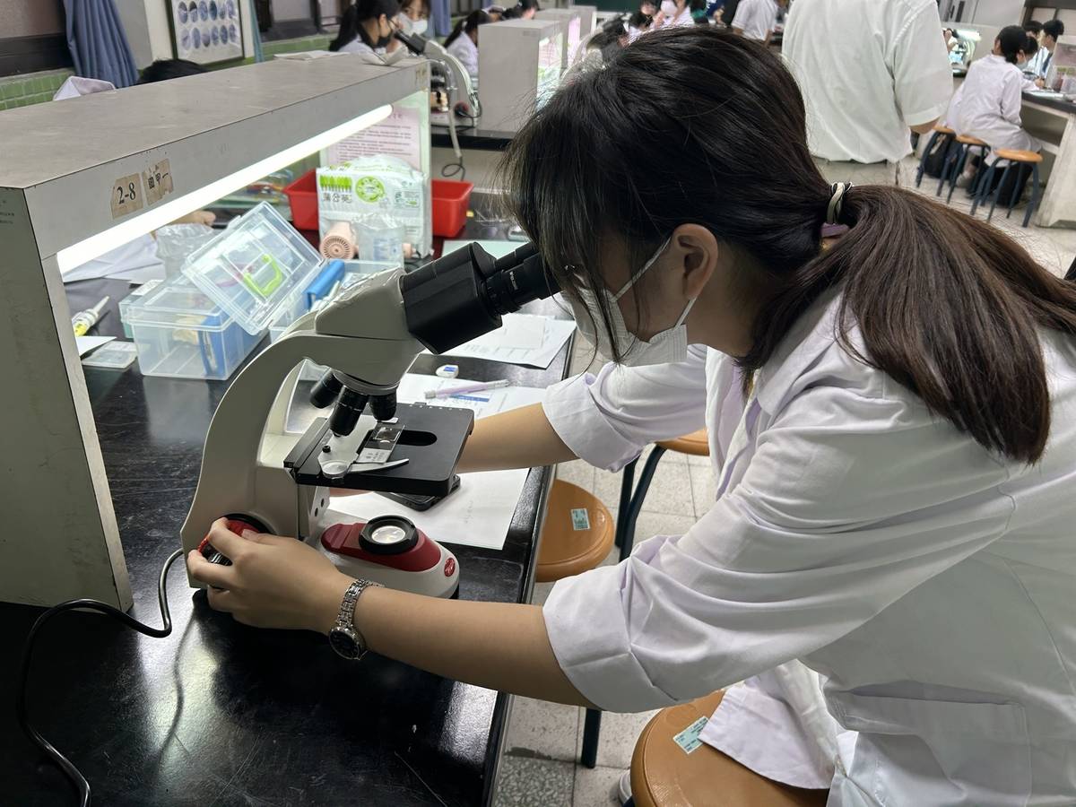 高中女校生巡訪計畫至金門高中-實驗課程 (教育部提供)