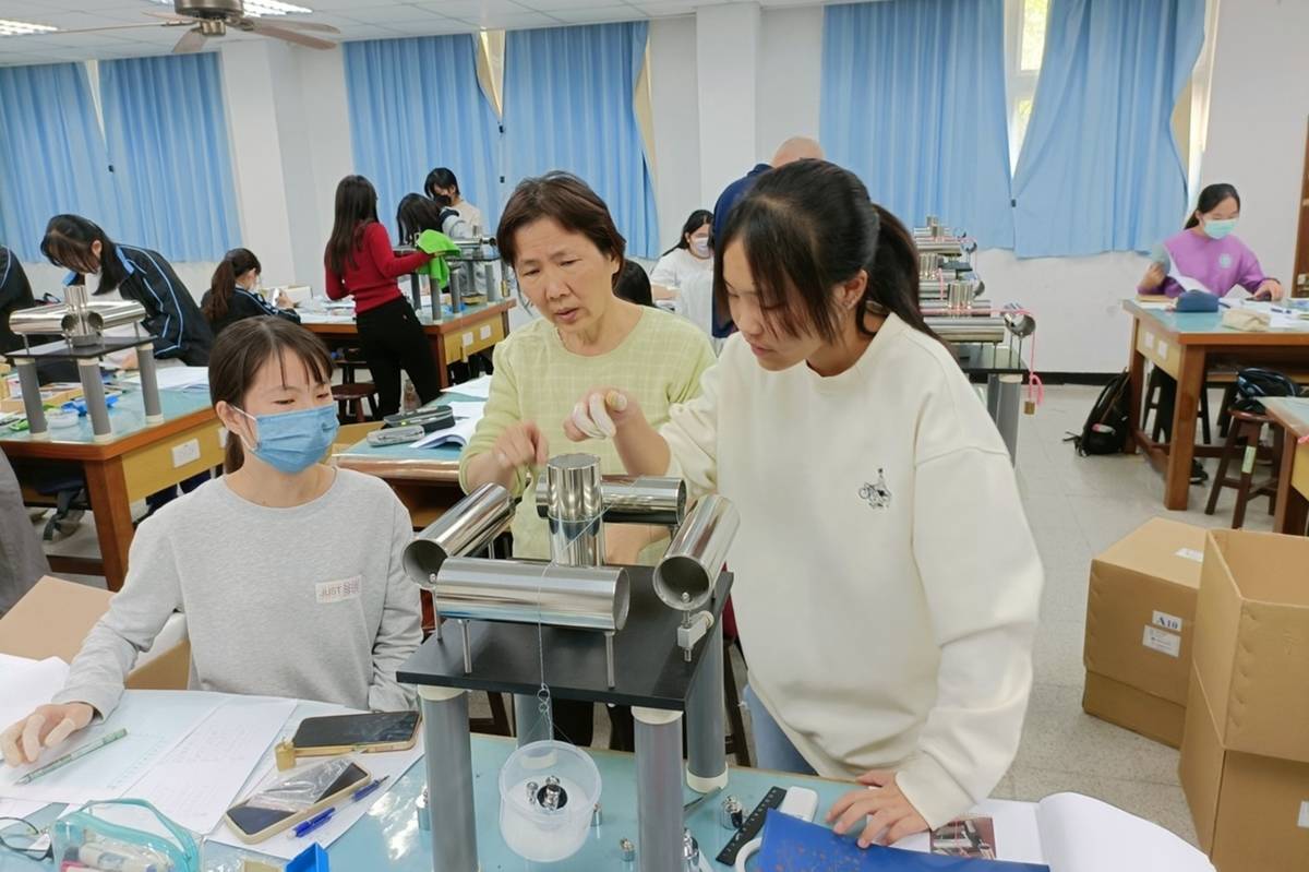 高中女校生巡訪計畫至金門高中-實驗課程 (教育部提供)