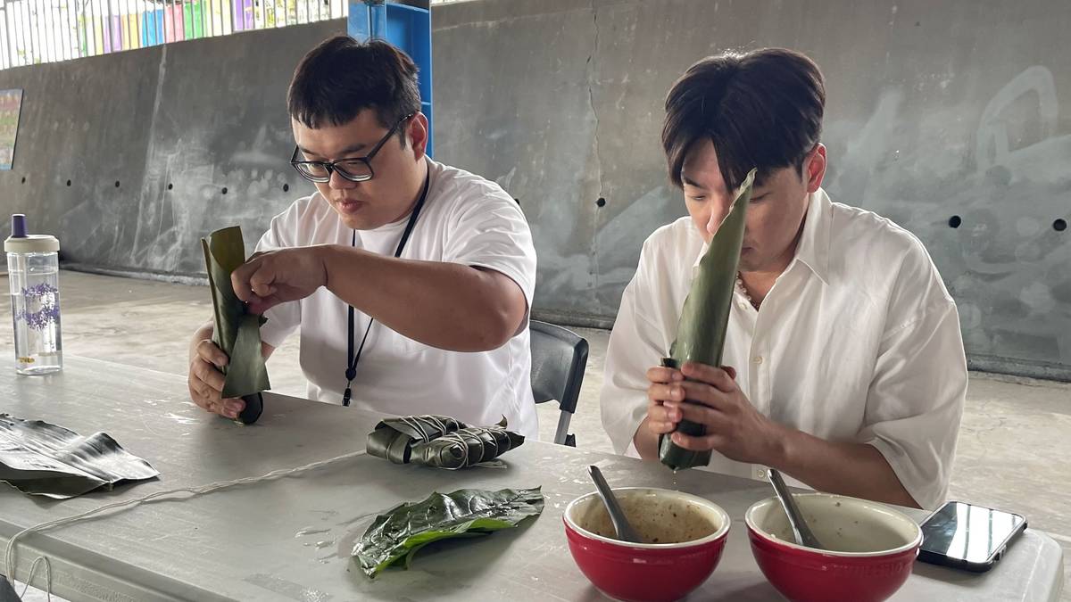 學員精心製作小米粽過程 (國館提供)