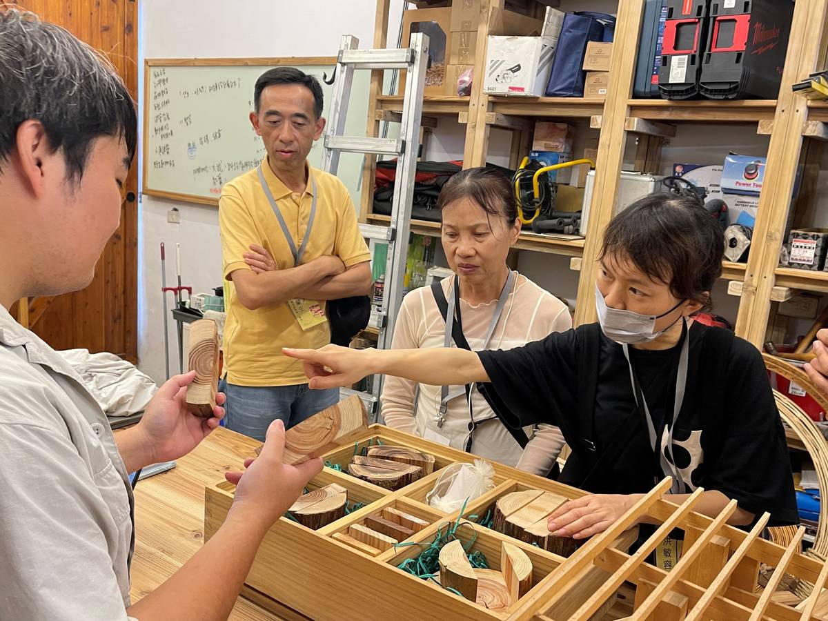 學員於義築協會工作站認真請教各種木材之間的差異 (國館提供)