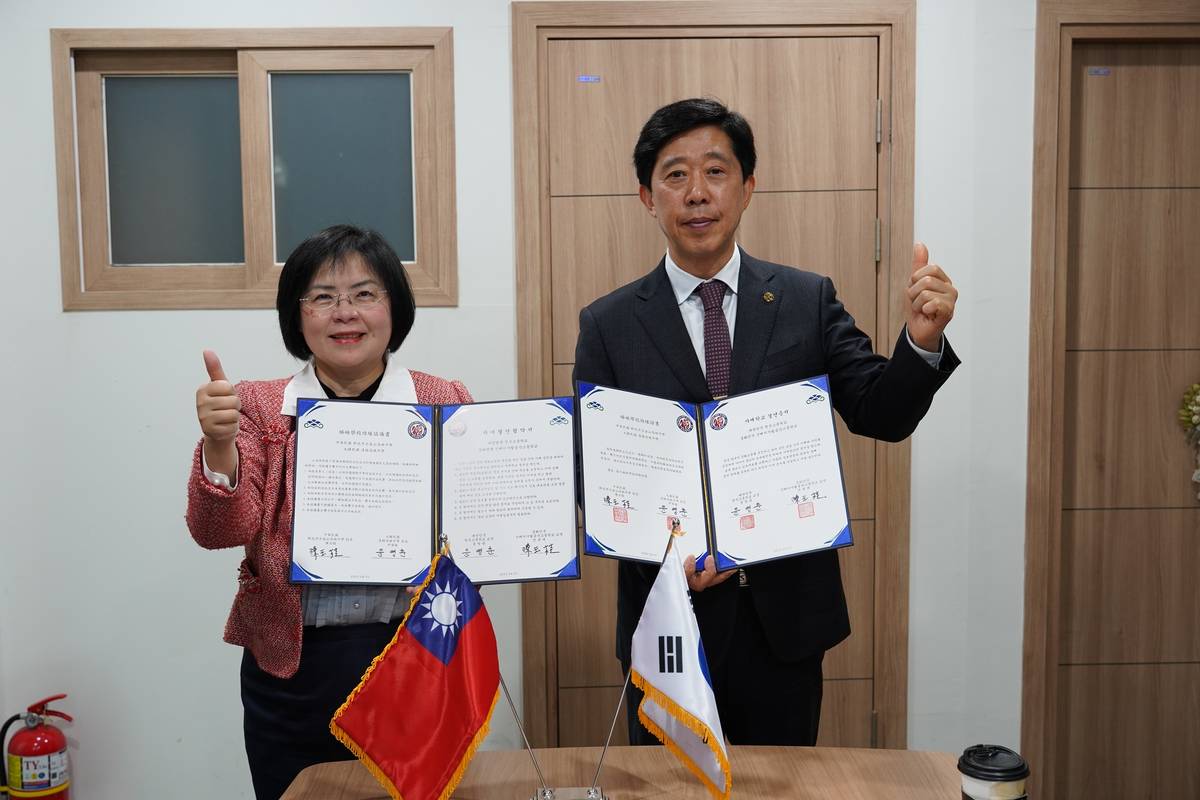 金山高中校長陳玉桂(左)與清錫高中尹寧椿校長合影 (金山高中提供)