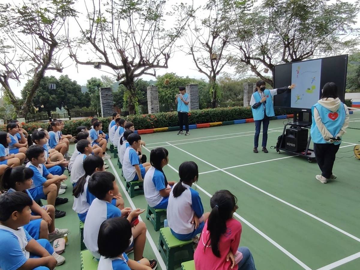 大仁科技大學貝斯特生命教育社與青山國小學生分享繪本