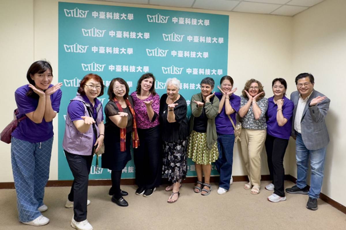 國際嬰幼兒按摩協會貴賓與中臺科大老師合影